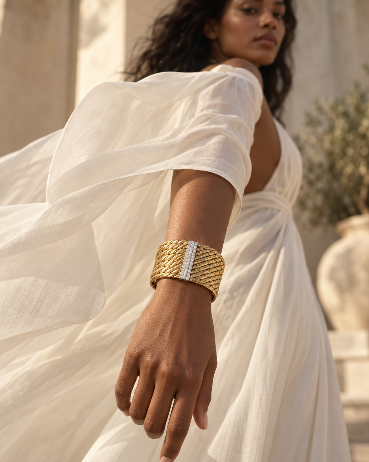 Pulseira dourada em campanha editorial