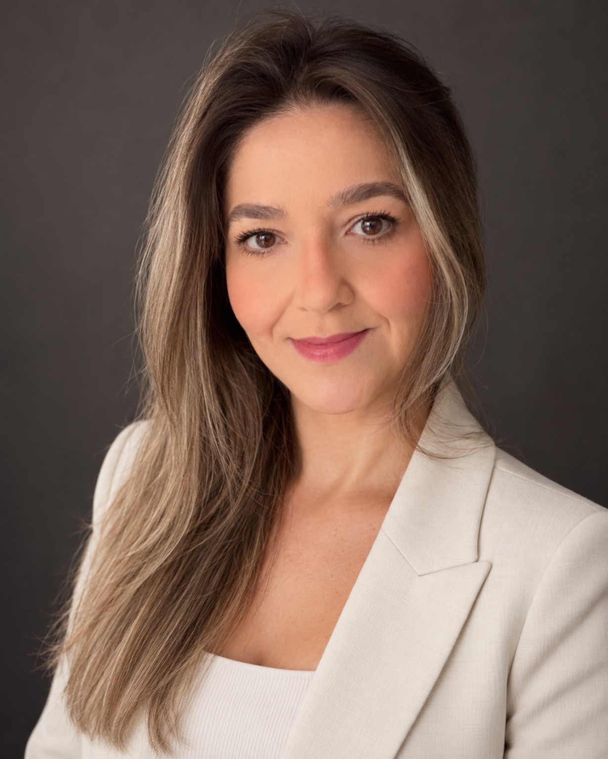 Retrato profissional feminino criado com prompt CENA LAB