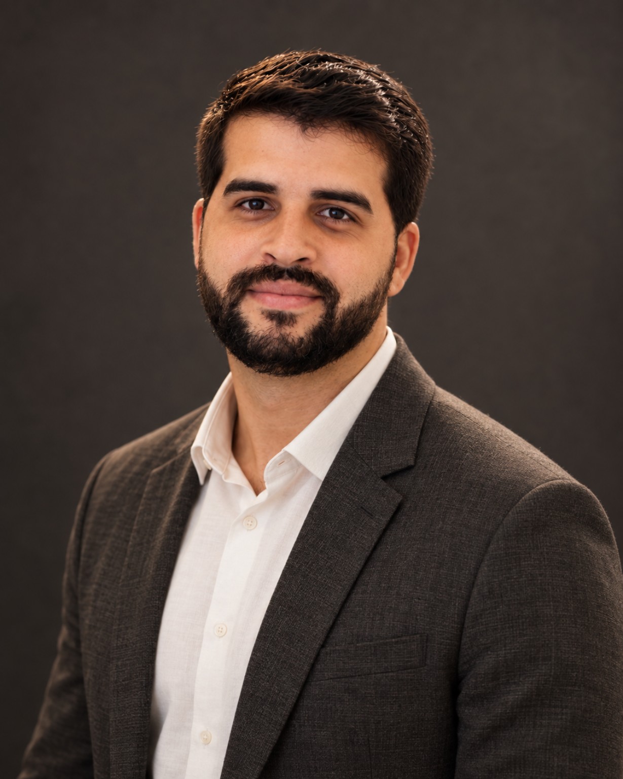 Retrato profissional masculino em fundo escuro