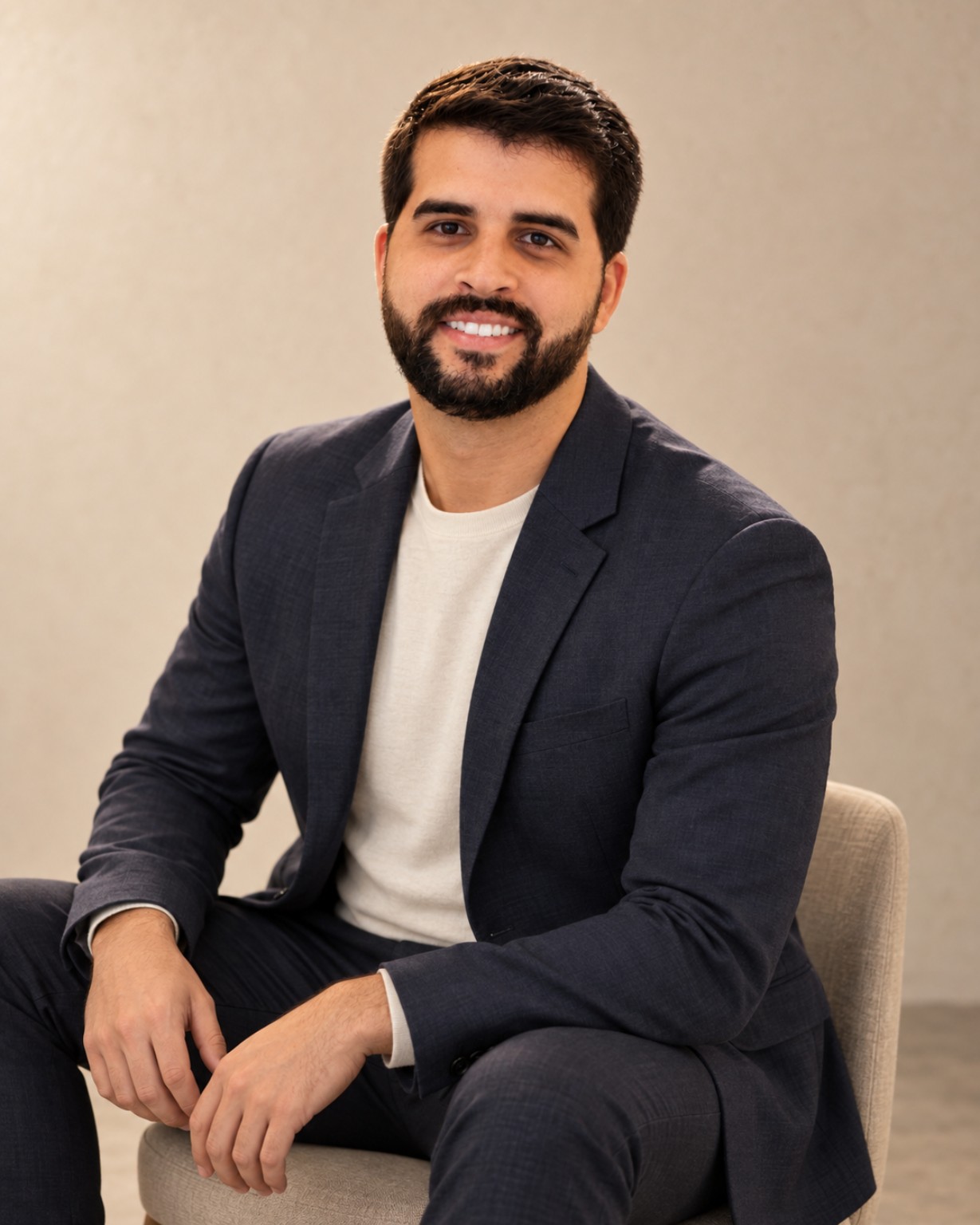 Retrato profissional masculino em fundo claro